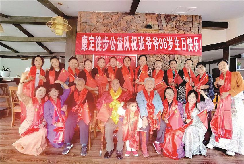 為老人慶祝生日.jpg 為老人慶祝生日.jpg