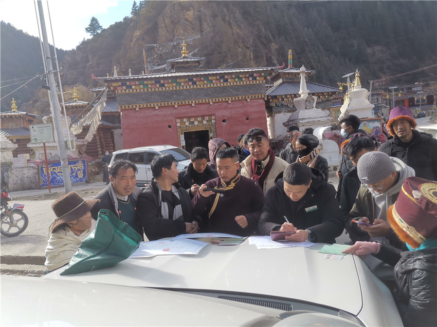 別樣的汽車銀行很接地氣，農(nóng)行德格縣支行開展農(nóng)戶信息建檔，現(xiàn)場為百姓開展金融服務(wù)。.jpg