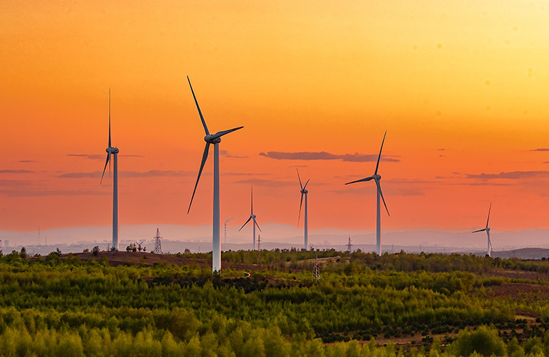 2023年5月23日清晨拍攝的內(nèi)蒙古興安盟烏蘭浩特市呼和馬場風(fēng)力光伏發(fā)電場內(nèi)的風(fēng)機(jī)。