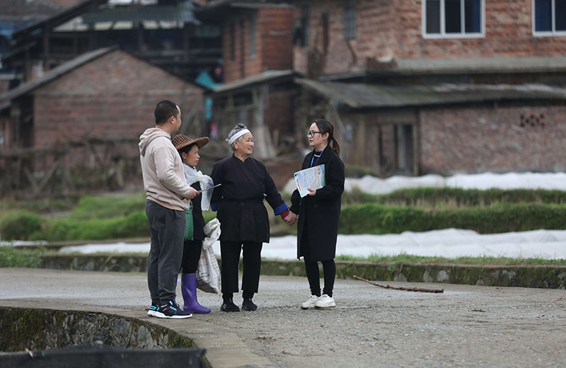 2022年3月24日，在廣西柳州市三江侗族自治縣良口鄉(xiāng)南寨村，紀(jì)檢監(jiān)察干部（右一、左一）在了解惠農(nóng)政策落實情況。