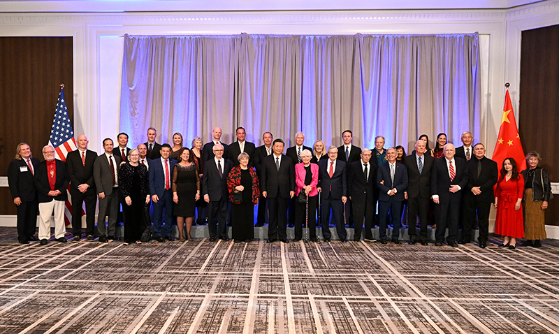 這是美國友好團體聯(lián)合歡迎宴會開始前，習(xí)近平主席會見飛虎隊和史迪威將軍后人、鼓嶺、艾奧瓦州、華盛頓州等方面友好人士代表，同他們親切交談并合影留念。