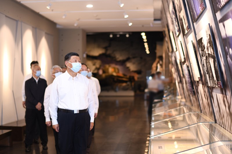 2022年8月16日至17日，中共中央總書(shū)記、國(guó)家主席、中央軍委主席習(xí)近平在遼寧考察。這是16日下午，習(xí)近平在錦州市考察遼沈戰(zhàn)役紀(jì)念館。 新華社記者 燕雁 攝