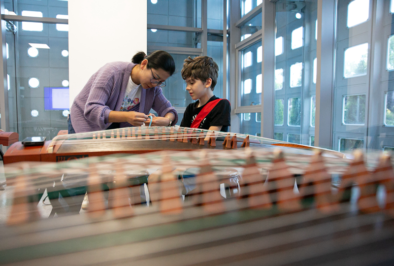 4月29日，在塞爾維亞貝爾格萊德中國文化中心，古箏指導老師王宣（左）在教學。新華社記者 李京 攝