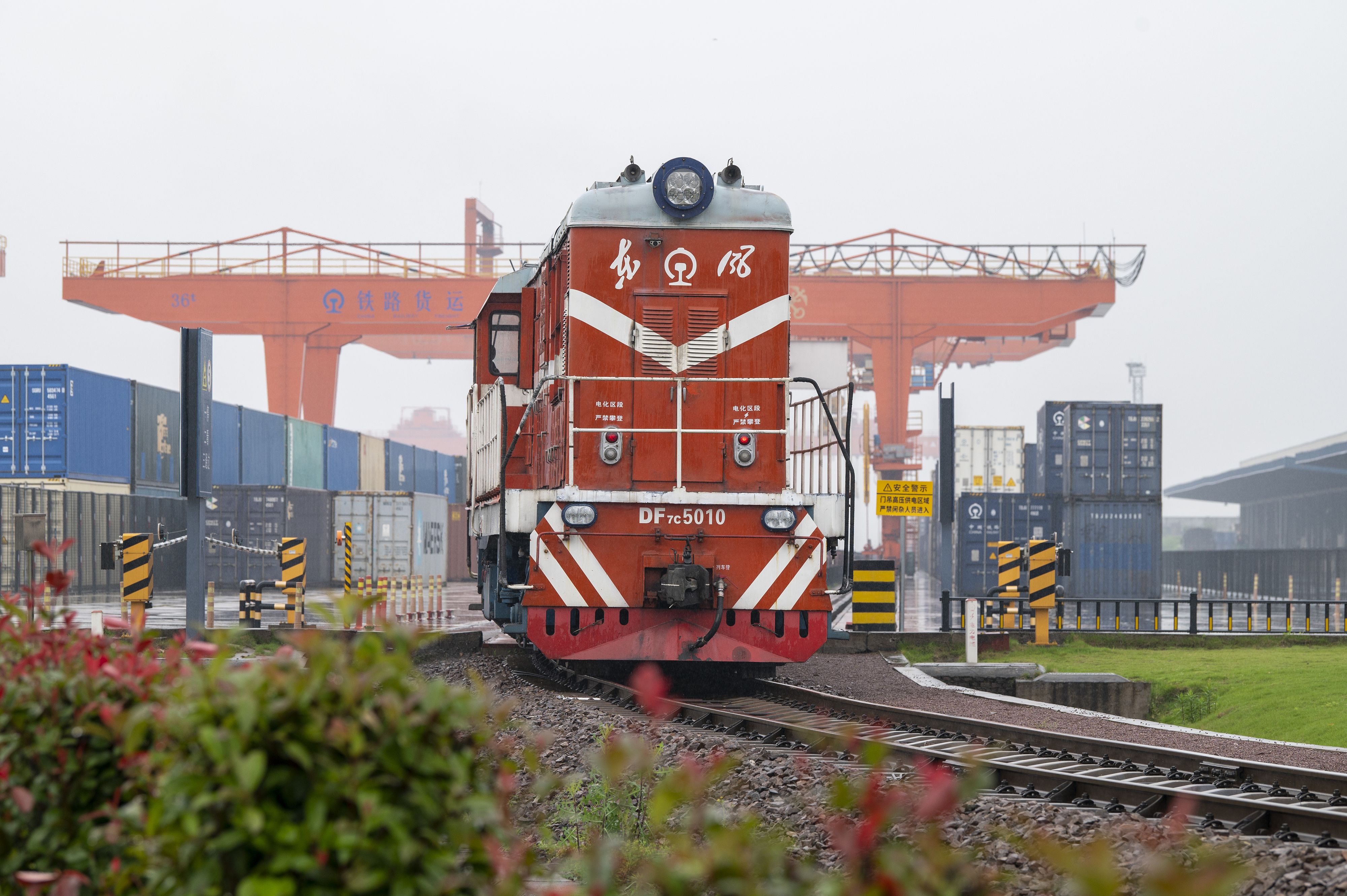 2024年5月5日，“五一”假期最后一天。在浙江省金華市金東區(qū)鐵路金華南站，一列滿載110標(biāo)箱的中歐班列緩緩啟程駛往匈牙利。