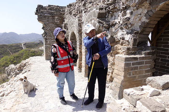 在明長城遺址上，梅景田給外甥女劉紅巖講述長城故事。