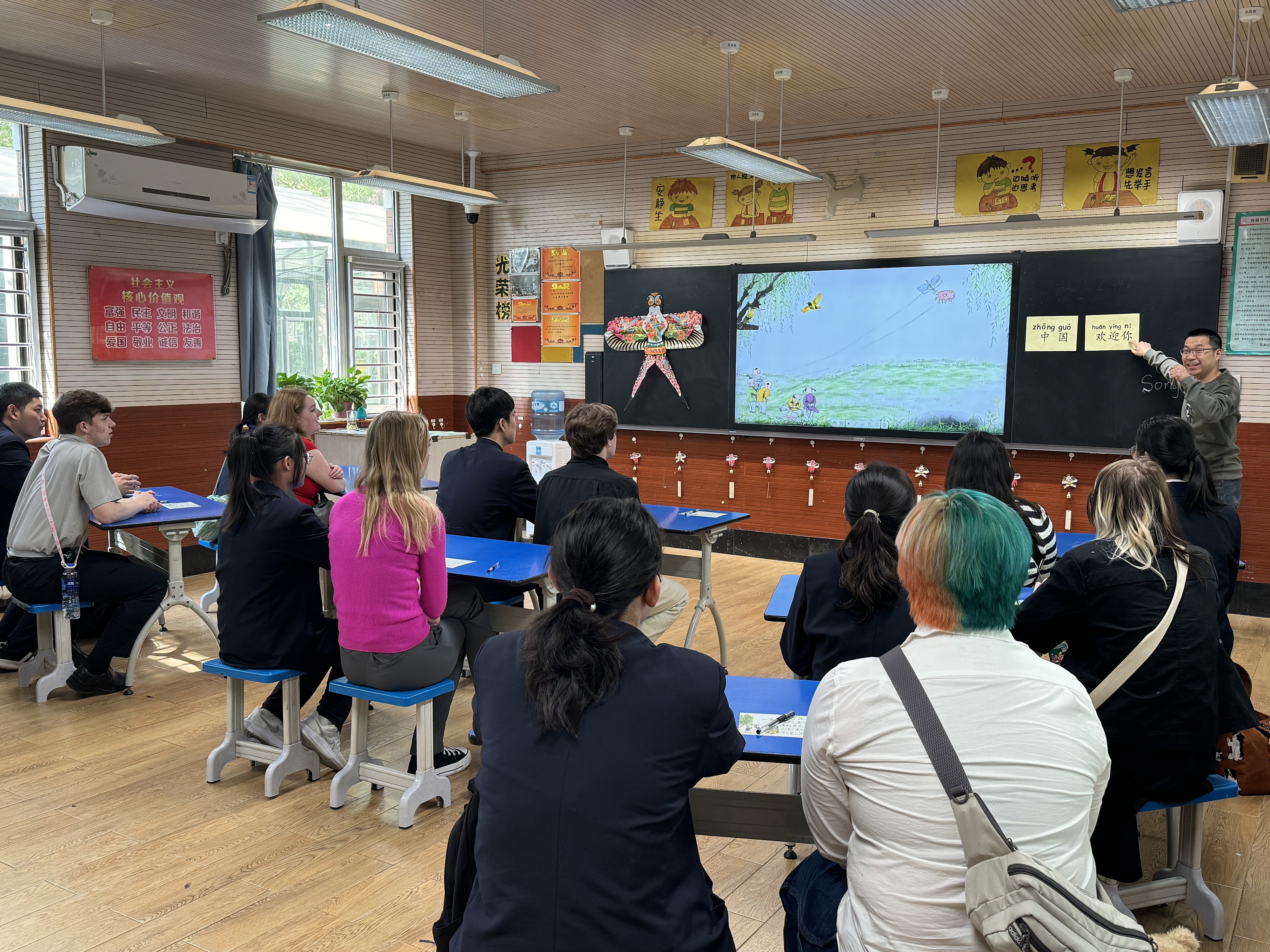 2024年4月20日，美國艾奧瓦州馬斯卡廷高中“友誼傳承”研學團來到石家莊外國語學校，中美學生同上一節(jié)中文課。