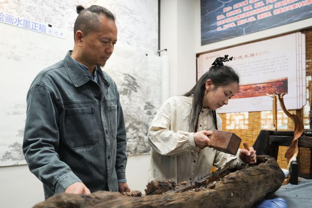 潘能輝和妻子胡美華在湖南常德河街展示木雕。新華社記者 薛宇舸 攝