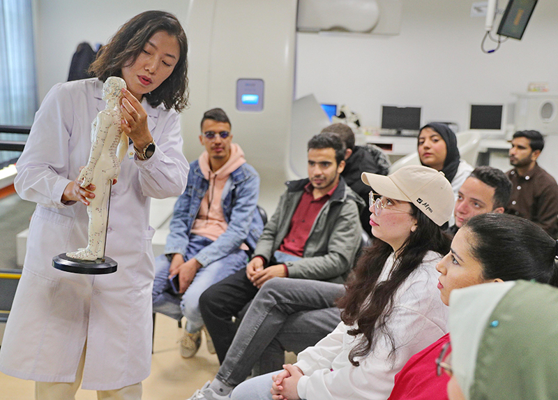 2023年4月19日，河北省秦皇島市中醫(yī)醫(yī)院醫(yī)務(wù)工作者為燕山大學(xué)外國(guó)留學(xué)生講解中醫(yī)經(jīng)絡(luò)知識(shí)。