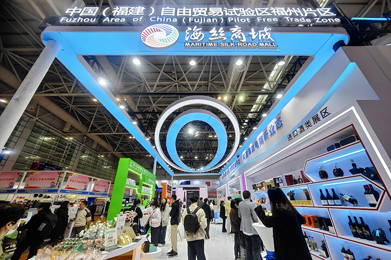 2024年3月18日，第四屆中國(guó)跨境電商交易會(huì)在福建福州開(kāi)幕。展會(huì)聚焦“鏈接跨境全流域 共建電商新生態(tài)”，集聚全國(guó)80余個(gè)外貿(mào)產(chǎn)業(yè)帶的上千家供應(yīng)鏈企業(yè)。