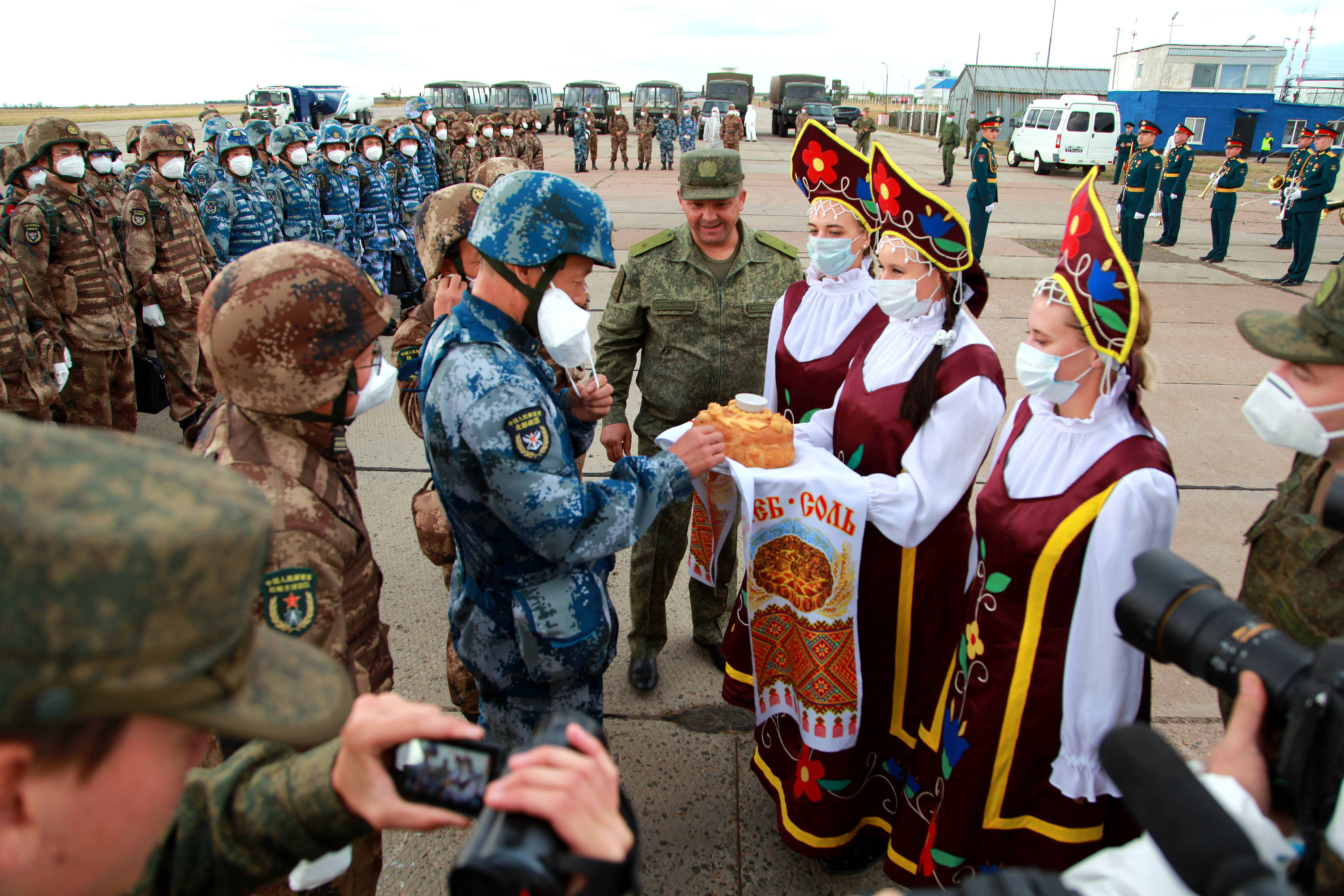 當(dāng)?shù)貢r(shí)間2021年9月10日，跨境參加“和平使命-2021”上海合作組織成員國(guó)聯(lián)合反恐軍演的中方部隊(duì)導(dǎo)演部抵達(dá)俄羅斯奧倫堡“東古茲”靶場(chǎng)演習(xí)地域。圖為俄方人員為中方人員舉行歡迎儀式。