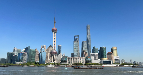 沿蘇州河遠(yuǎn)眺陸家嘴城市建筑群。人民網(wǎng) 馬作鵬 攝