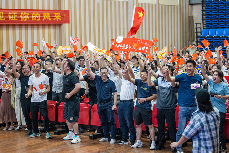 北京時(shí)間7月27日，2024年巴黎奧運(yùn)會(huì)首個(gè)比賽日，在射擊10米氣步槍混合團(tuán)體比賽中，中國(guó)選手黃雨婷/盛李豪獲得金牌。圖為黃雨婷的母校師生們通過(guò)收看奧運(yùn)直播的方式為她加油助威。